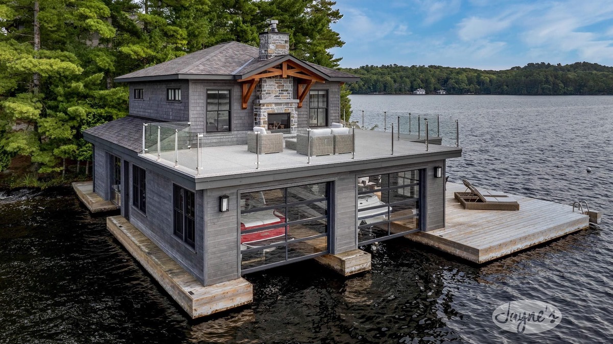 Port Carling Cottage | Ultimate Boathouse Entertaining, New 6 bdrm, 8 bath Cottage/Boathouse! Hot tub!