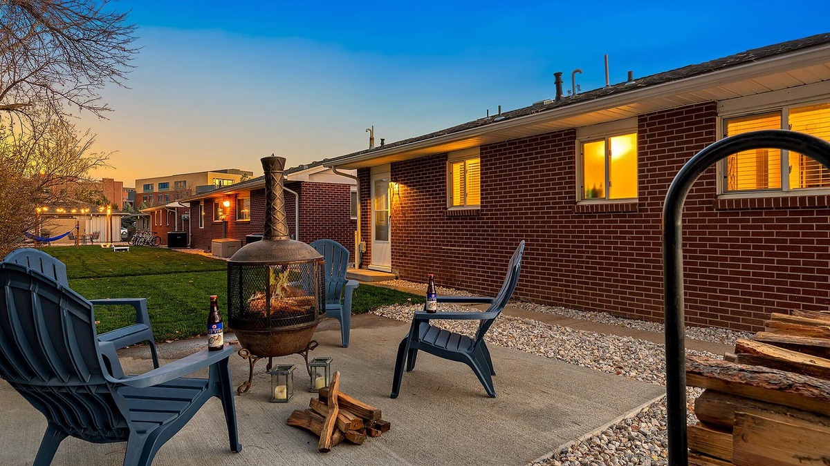 University Acres Condo | Ultimate Chill Zone | Bbq, Bikes, Pet Friendly!