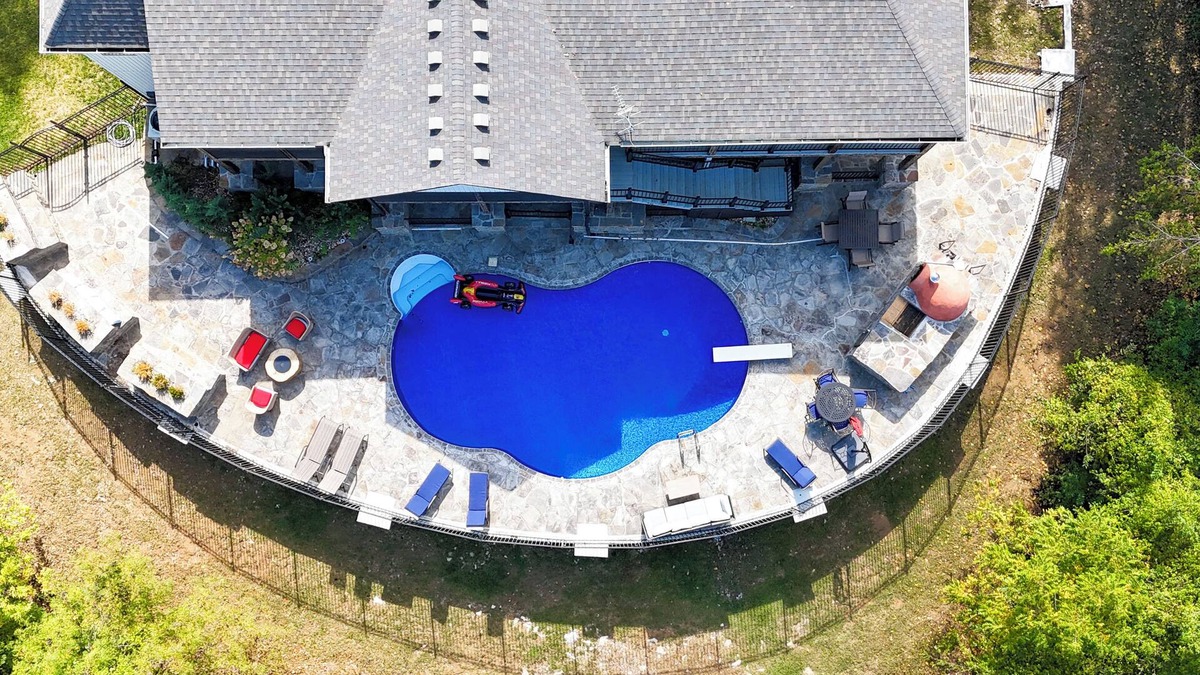 I-435 West KC-KS House | -Ultimate KC BNB-21 Guests-30 night min-Heated POOL-GoldenTee-Poker-KS Speedway-