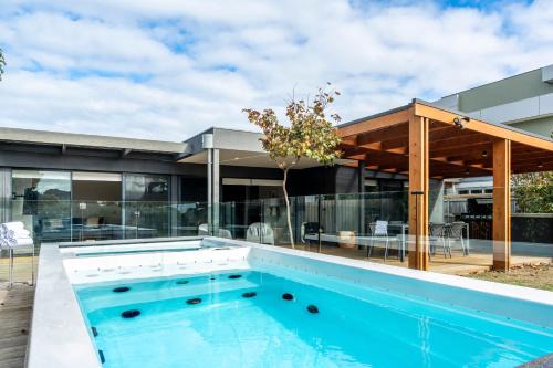 Torquay House | Ultimate Luxury family Home With Spa Pool