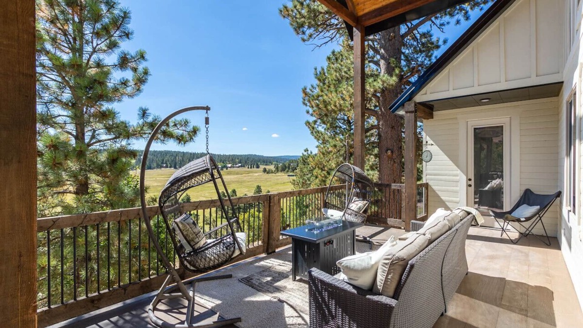 Duck Creek Village Cabin | Ultimate Mtn Retreat - W/Game room|Fire Pits|Views| 2 Bunk Rooms & Much More!