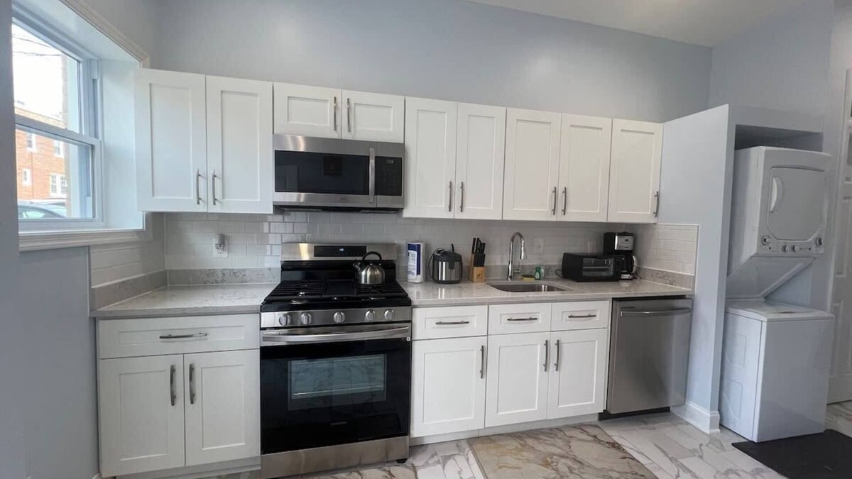 Old Town Alexandria House | Ultimate Regal 9B Retreat on King St-Walk to metro