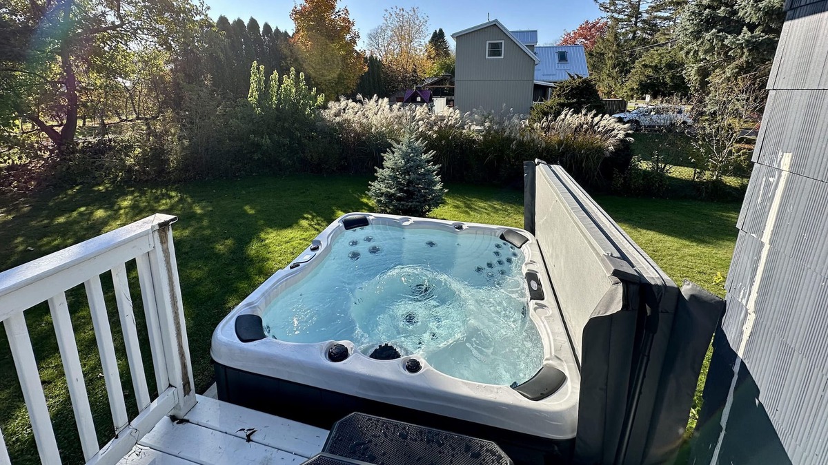 Niagara-on-the-Lake Cottage | Ultimate Wine Country Getaway - HOTTUB, Games Room, Netflix