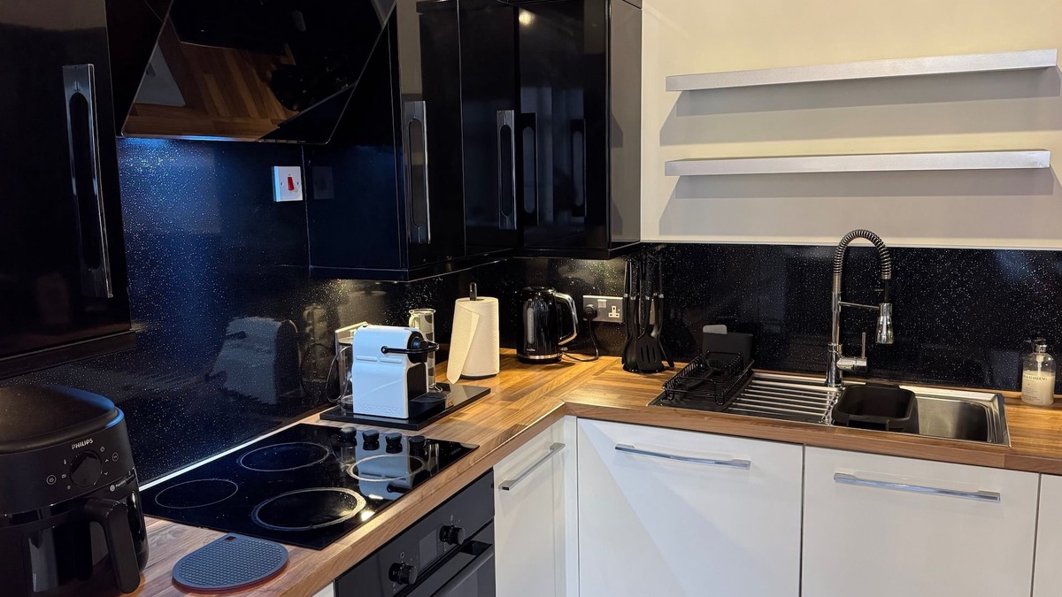 Leeds City Center Apartment | Ultra Central - Walk to it all - 4 Guests