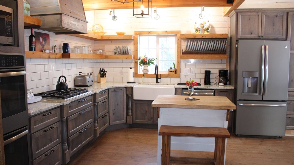 Grantsdale House | Ultra Luxury Mountain Retreat w/hot tub and huge game room with a bar & smart tv