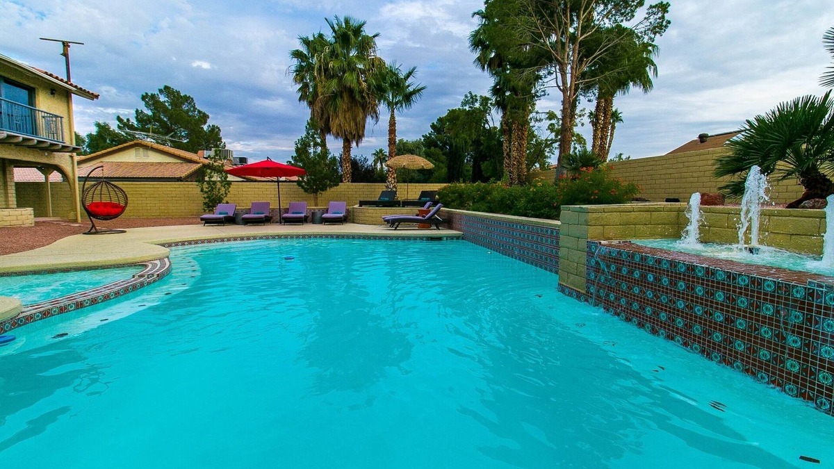 Villa Bonita Estates House | Ultra Modern House 6 B/R Pool 5 min to strip Heated Jacuzzi