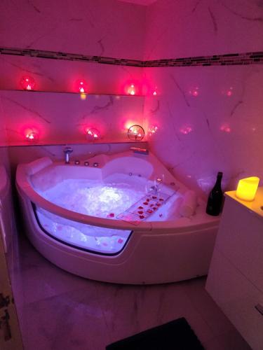 Ay House | Un été sans fin - 3 chambres- 3 lits - balnéo