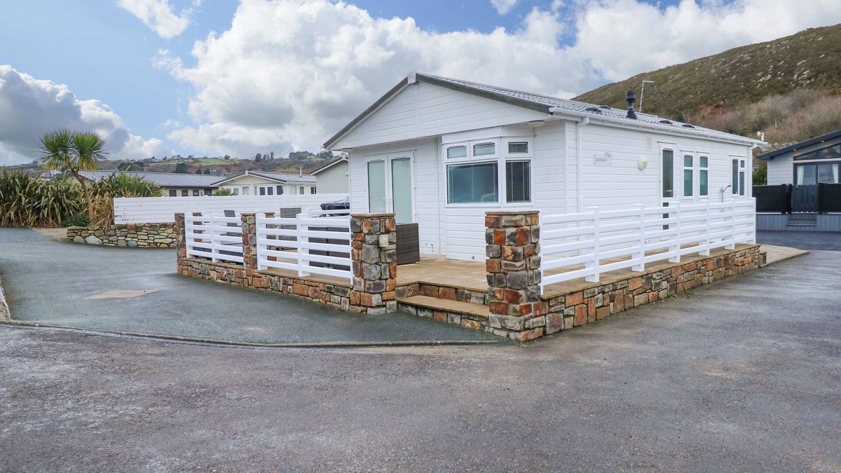 Mynytho Cottage | UN DIWRNOD (ONE DAY) THE WARREN T22, pet friendly in Abersoch