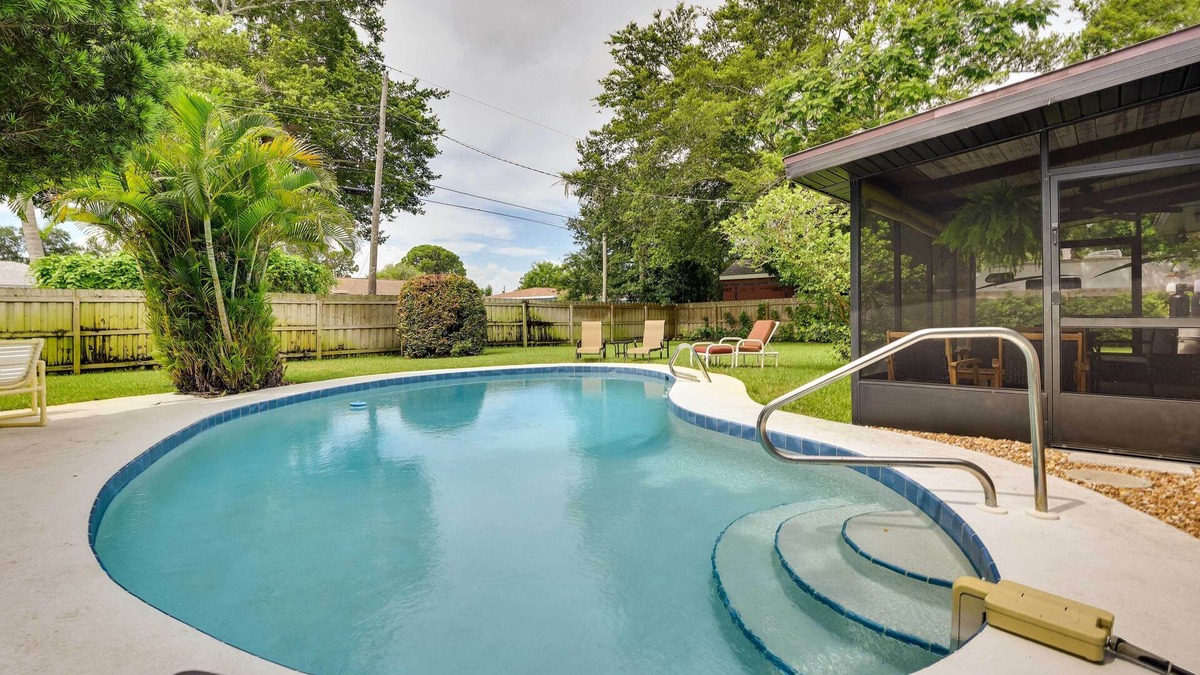 South Bradenton House | 'Uncle Louie's' Gulf Coast Gem w/Outdoor Oasis