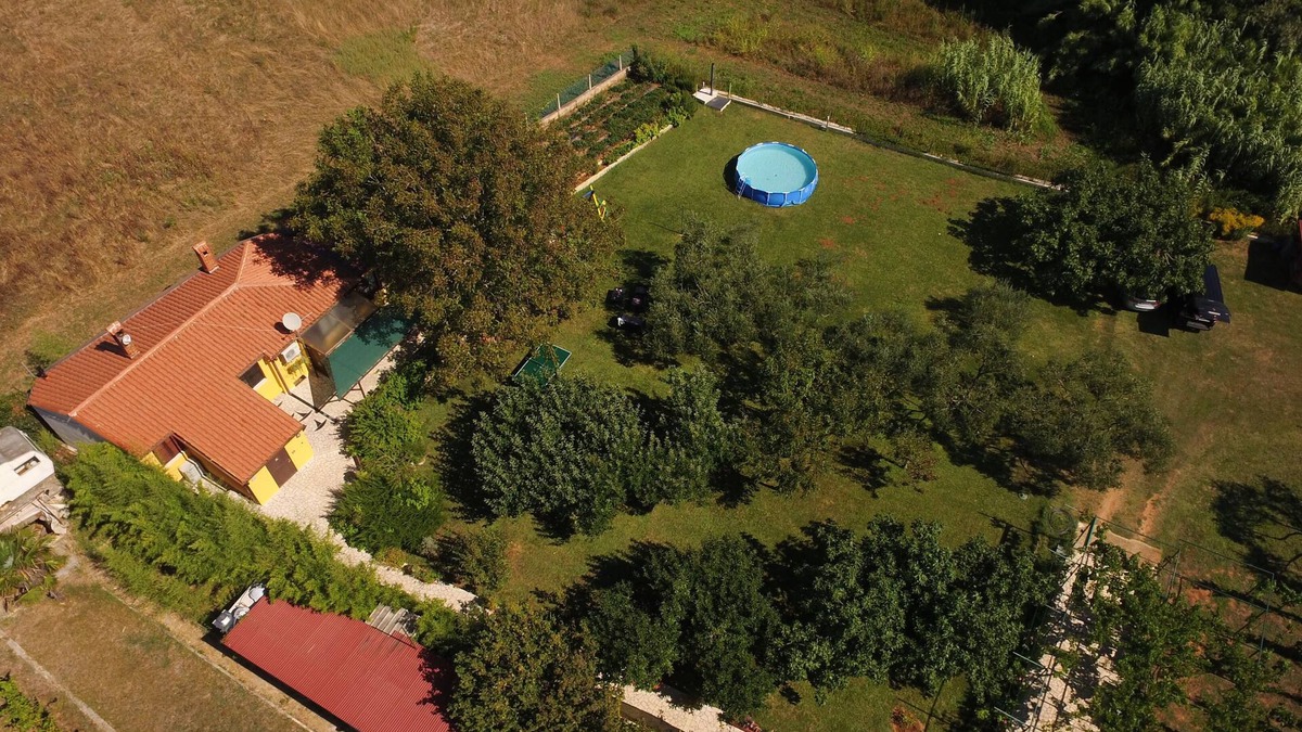 Medulin House | Under the Walnut Tree Pomer - Family & pet-friendly, big lawn, greenery, nature