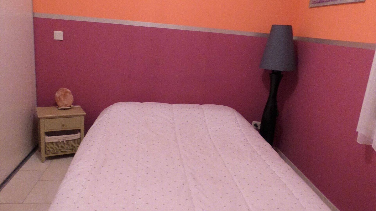 Chambly House | Une belle chambre, lit double.