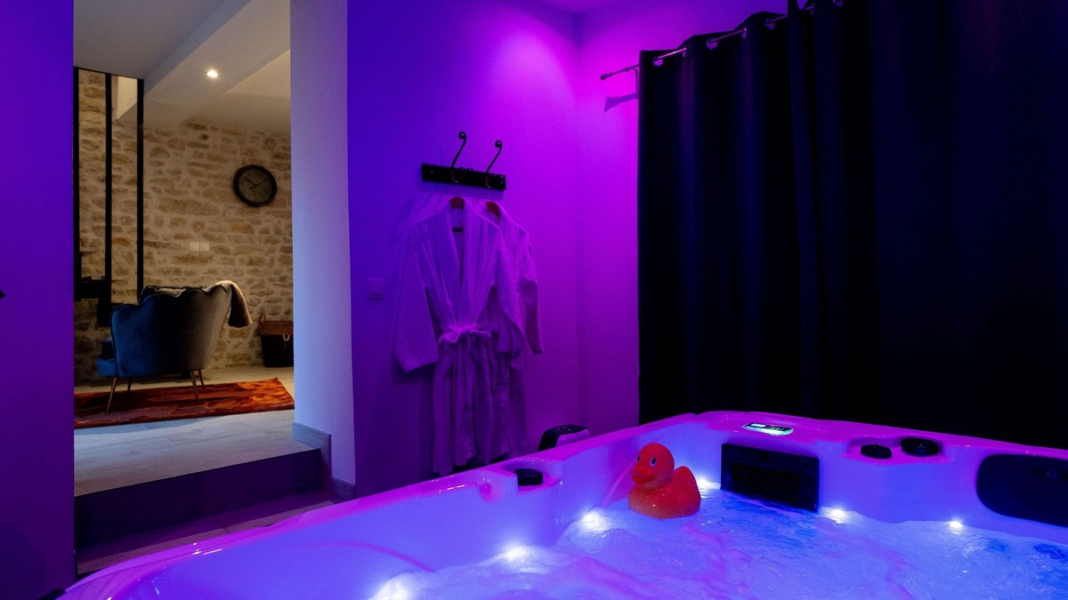 Chateau-Landon House | - Une Pause à Deux - Jacuzzi privé et Chambre Secrète
