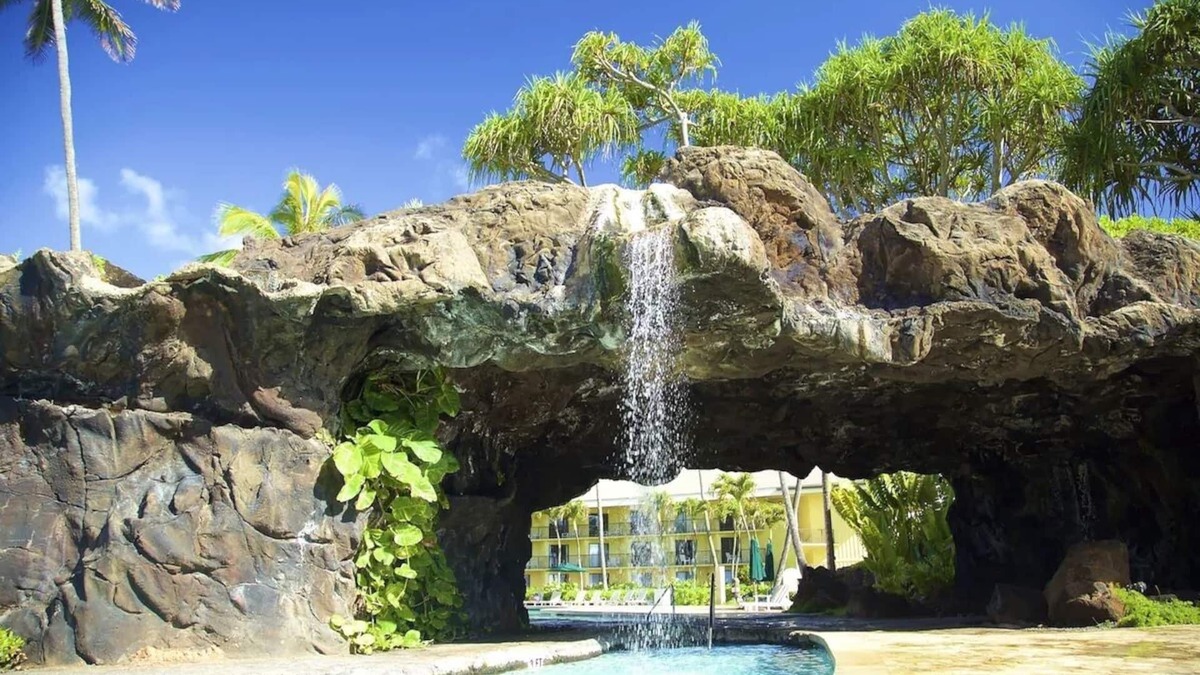 Hanamaulu Hotel | Unforgettable Beachside Getaway at Kauai Beach Resort