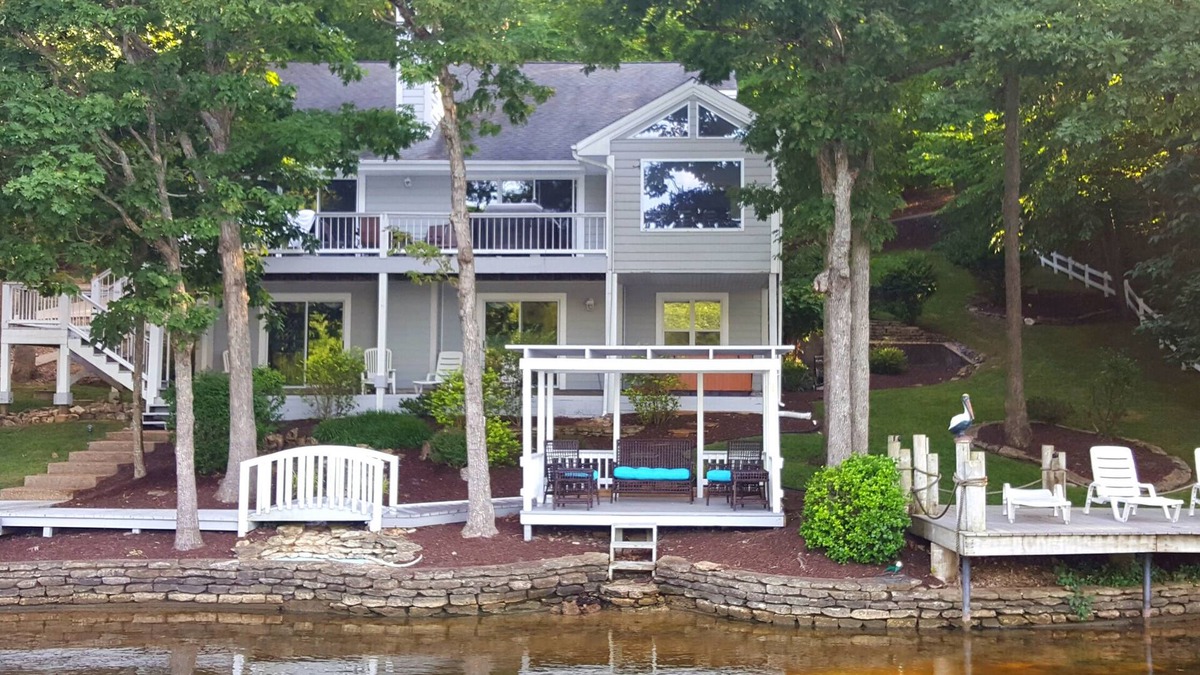 Lake Ozark House | Unforgettable Luxurious Lakefront Home with Exclusive Boat Rentals for Guests