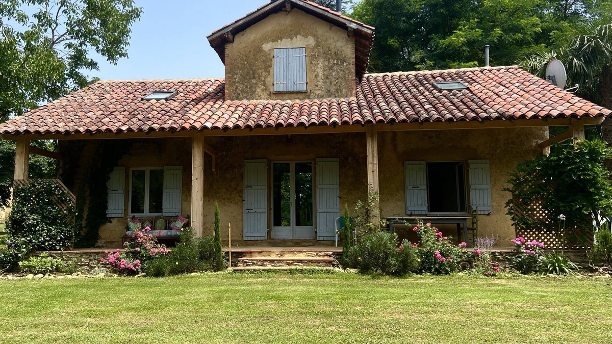 Cazaubon Cottage | Unique 2 Bed converted Designer’s Pigeonneir