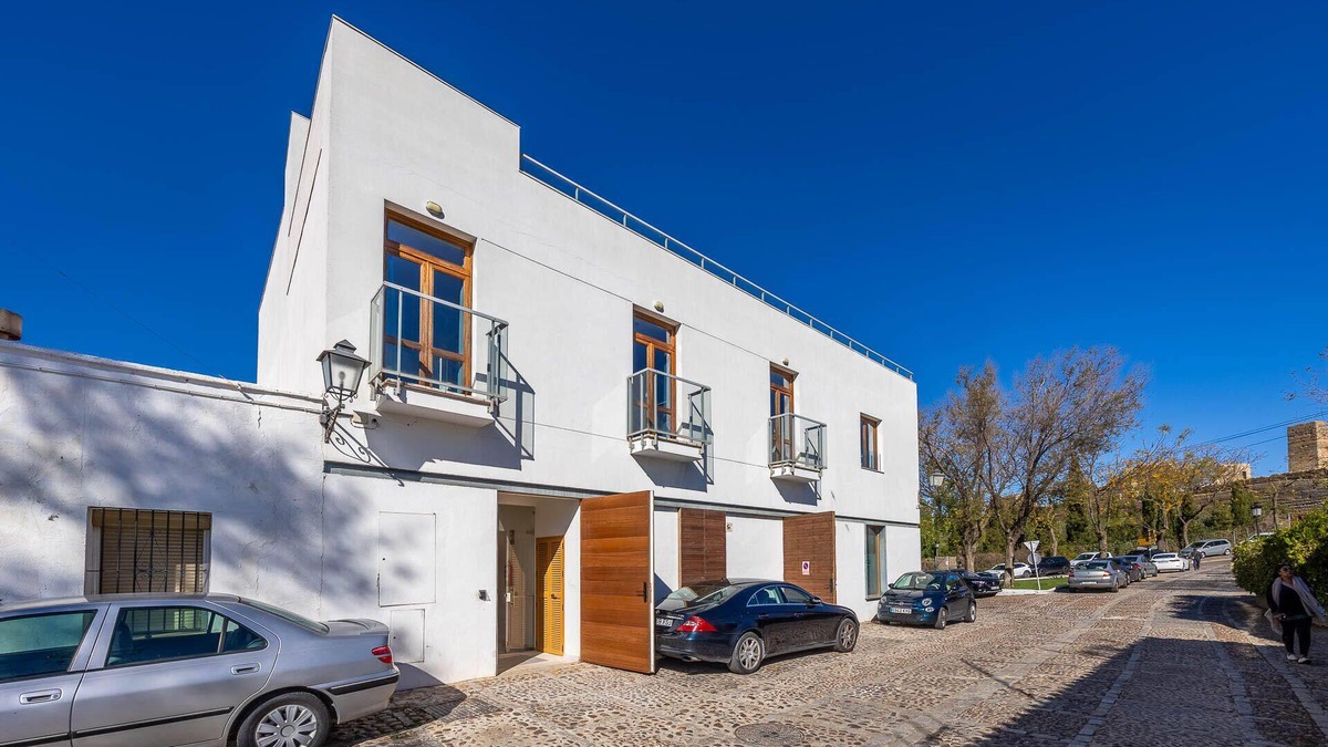 Carmona Villa | Unique 3 apartment Carmona villa