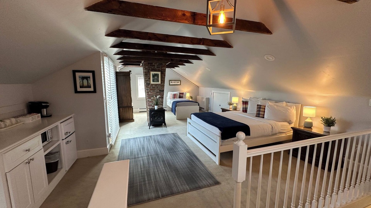 Top of the Hill Apartment | Unique 3rd Floor Loft 1 Queen Bed/1 Twin Bed/1 Bath/Pullout Sofa/Dog Friendly