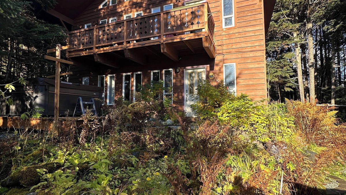 Girdwood House | Unique and cozy 4 bedroom home in Girdwood with hot tub!