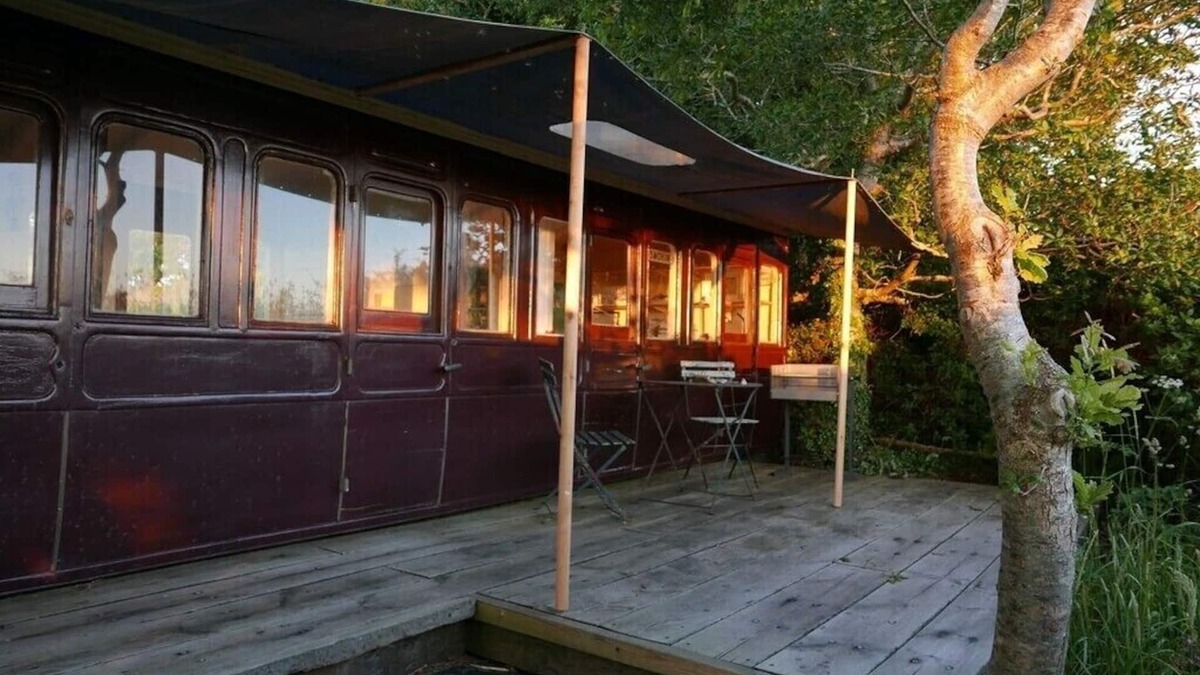 Helford House | Unique and Magnificently Situated 8 acre Waterside Artists' Retreat Carriage