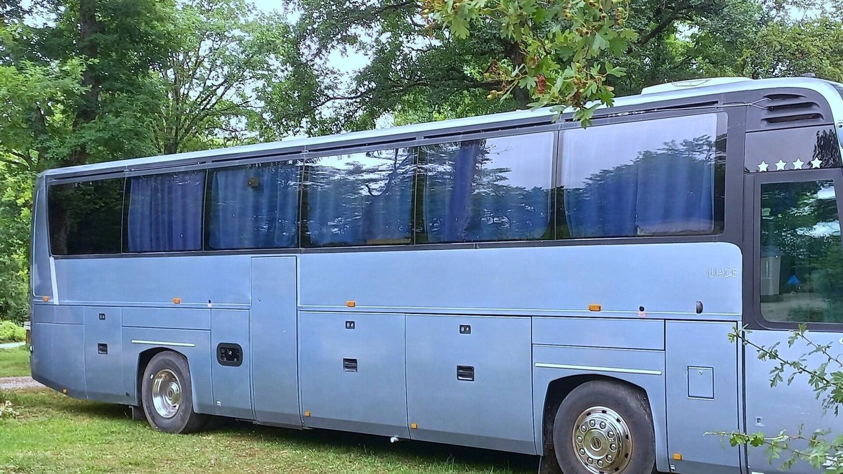 Bourg House | Unique and unusual: "Iliade" bus in a green and relaxing environment