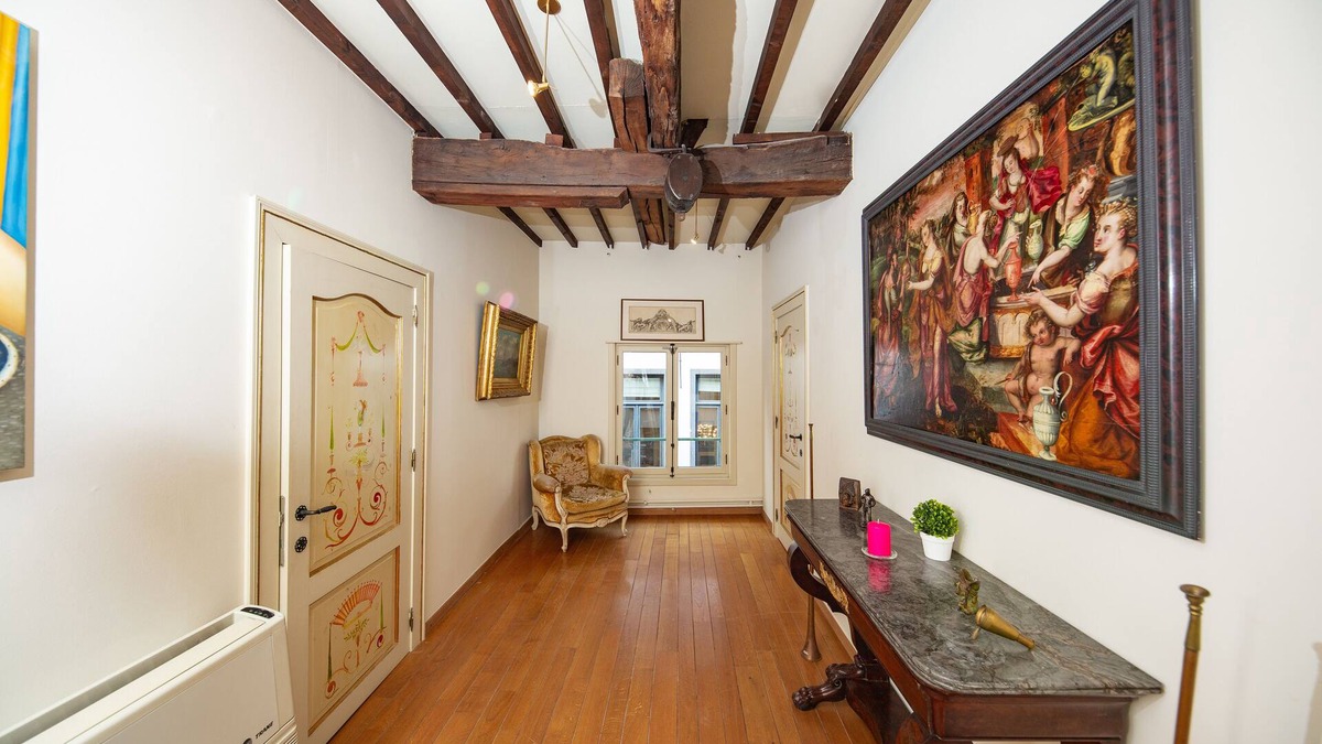 University District Apartment | Unique Apartment In Historic Mansion