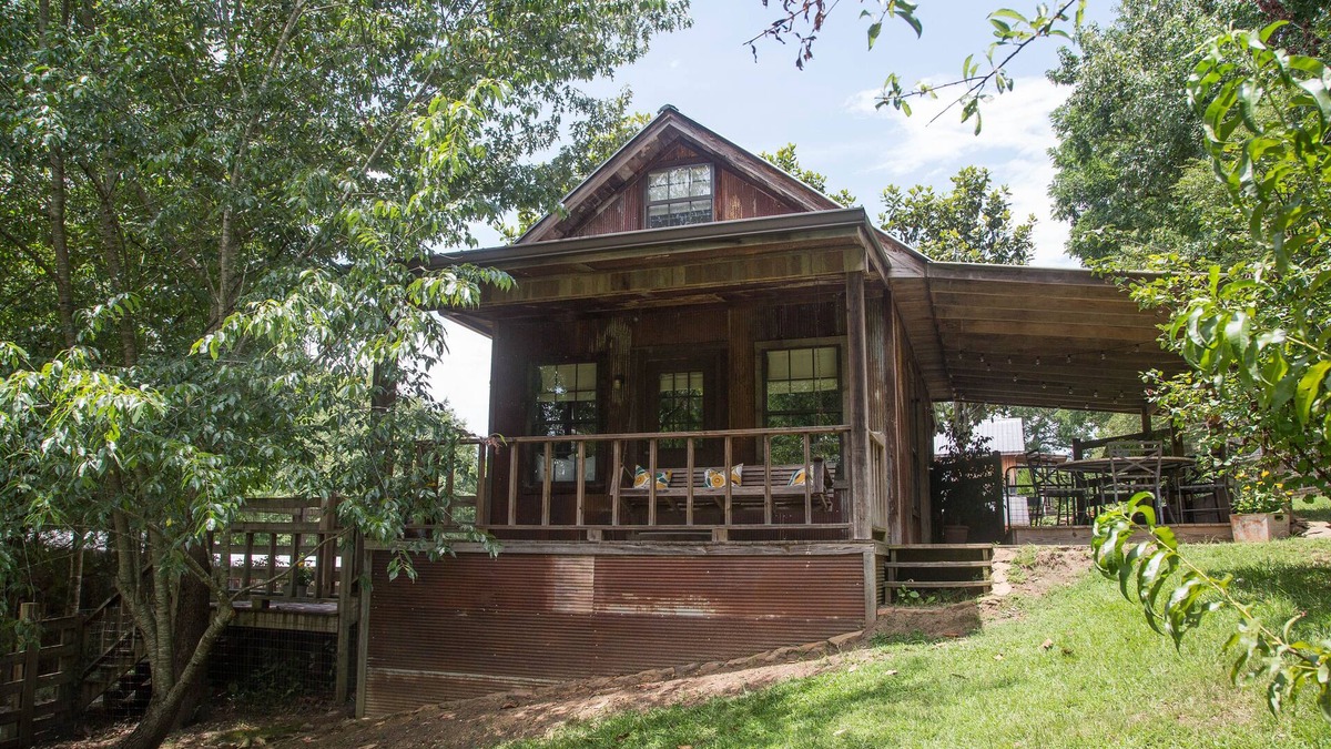 Taylor Cottage | Unique artist cottage on the grounds of the Taylor Inn and Big Truck Theater