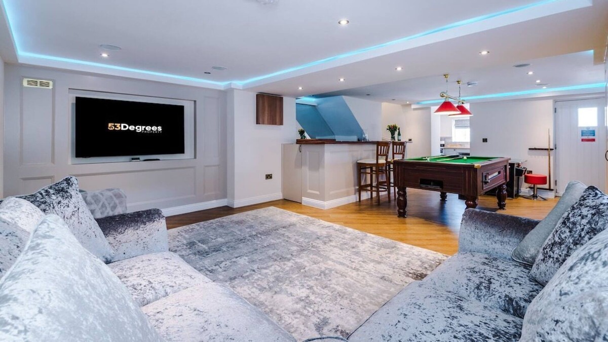 Tarporley House | Unique Barn with Pool Table & Private Bar | 53 Degrees Property | Sleeps 4