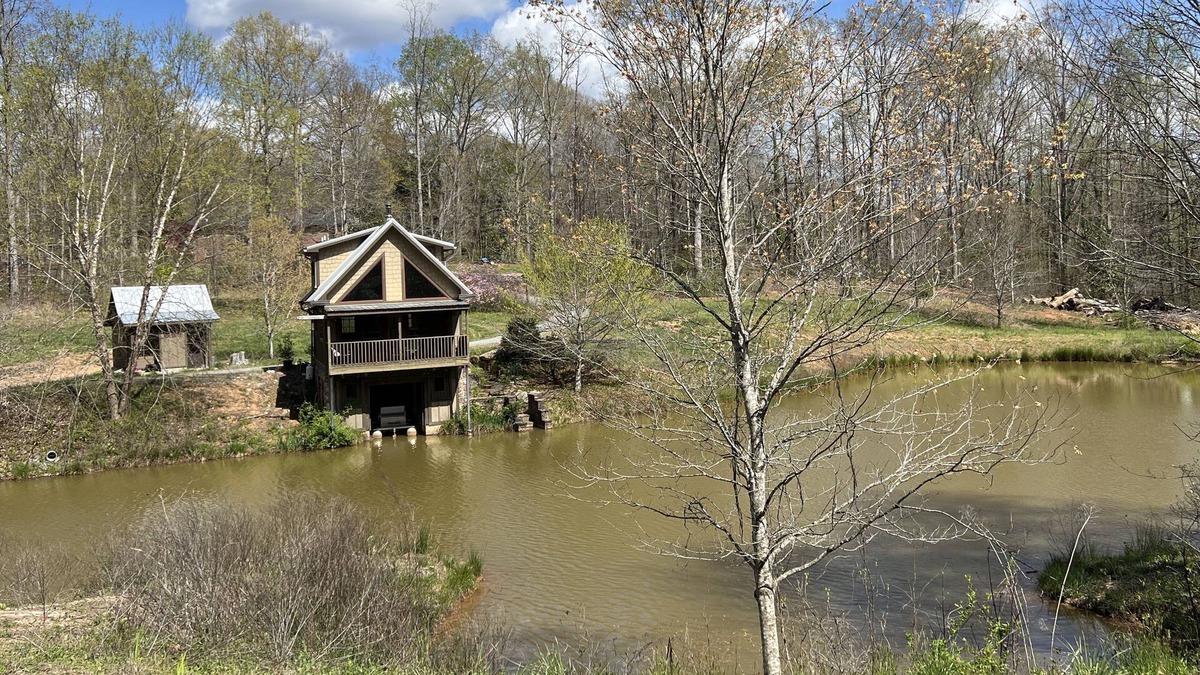 Rutherfordton Cabin | Unique cabin by a Pond