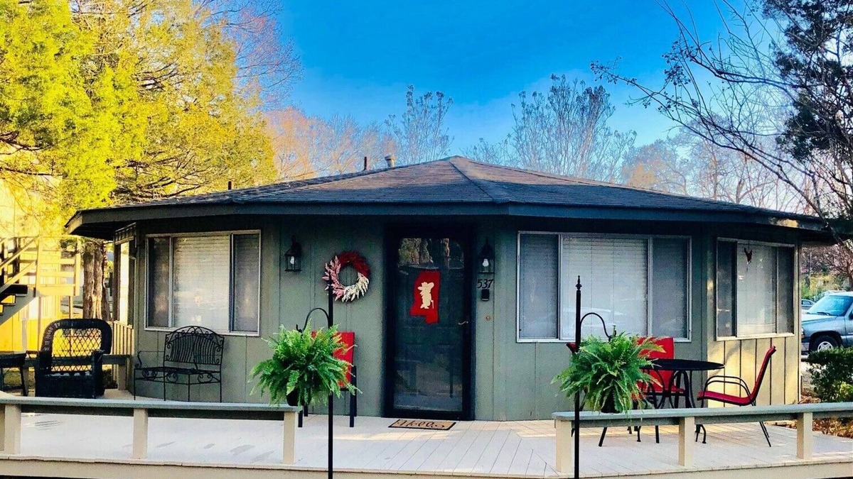 Oxford Cottage | Unique & Cozy Cottage joining the Ole Miss Campus!