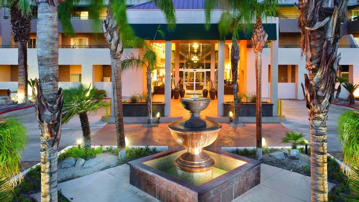 Uptown Design District Resort | Unique dining spots, nightlife and entertainment!