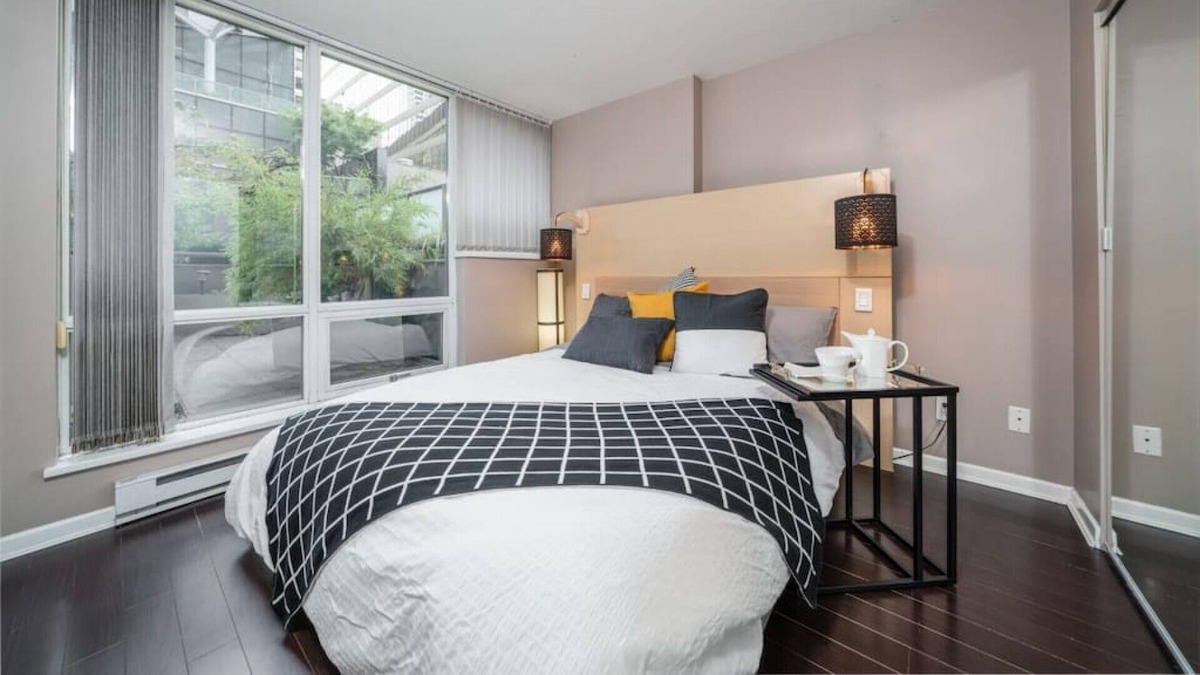 Coal Harbour Condo | Unique downtown urban oasis with private terrace!