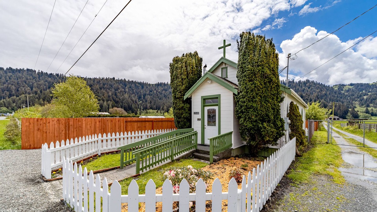 Orick House | Unique farm cabin with WiFi, private washer/dryer, & kitchenette
