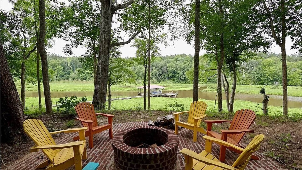 Farnham House | Unique Getaway with Private Pickleball Court