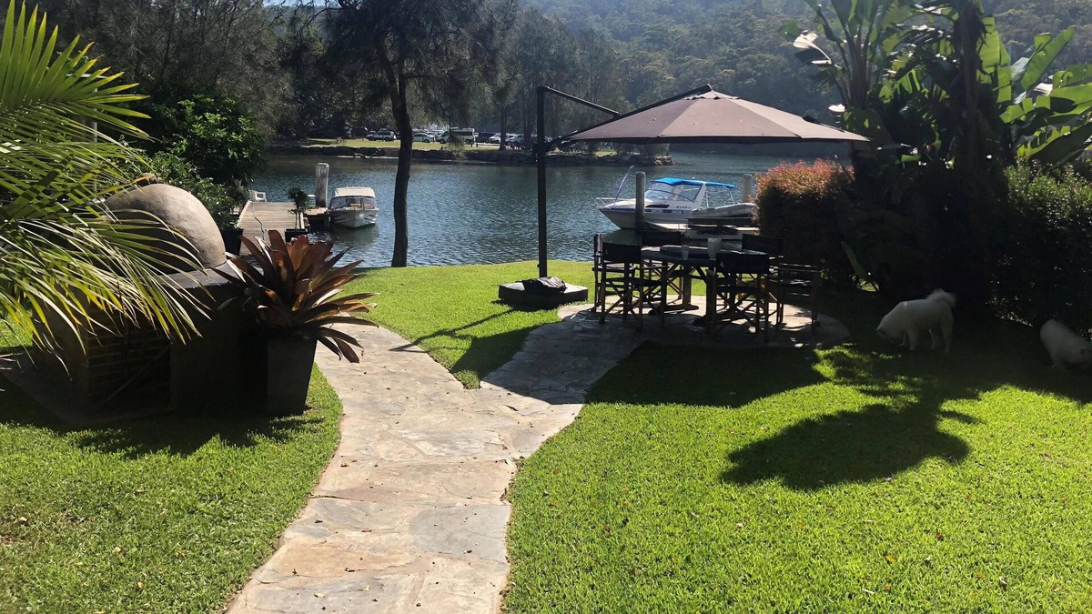 Church Point House | Unique Gorgeous Waterfront property on Pittwater with Jetty and flat back yard