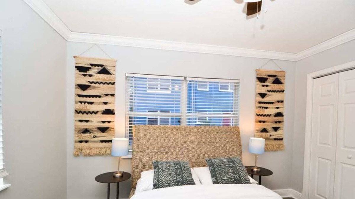 Virginia Park Apartment | Unique & Green 2BR with Parking by Tampa's Virginia Park