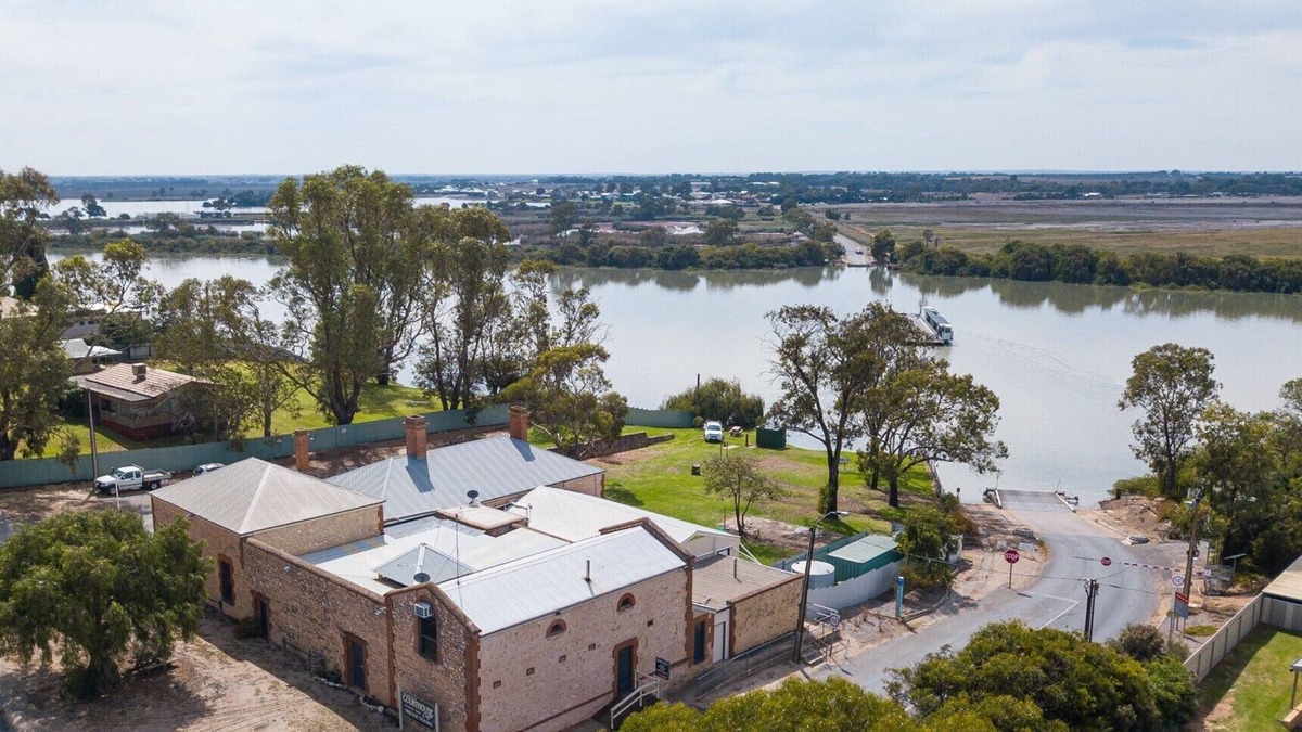 Wellington House | Unique group accommodation on the Murray River