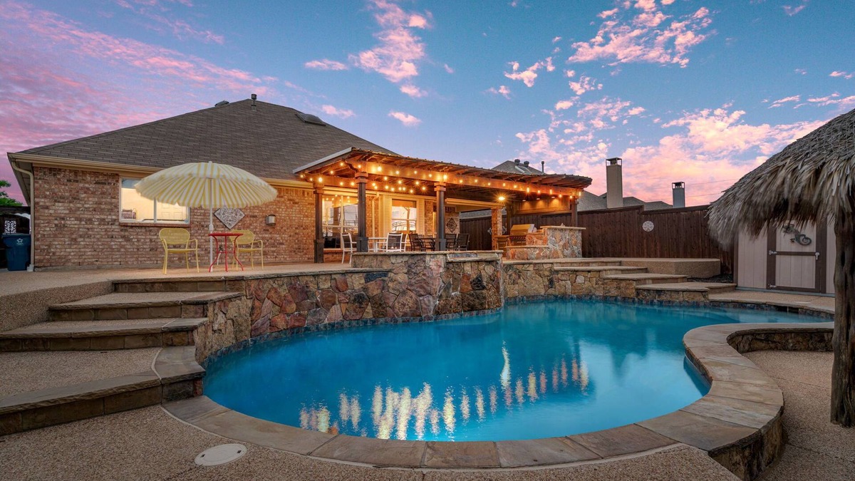 Lewisville House | Unique heated pool & spa outdoor kitchen, game room near DFW sleeps 10-12