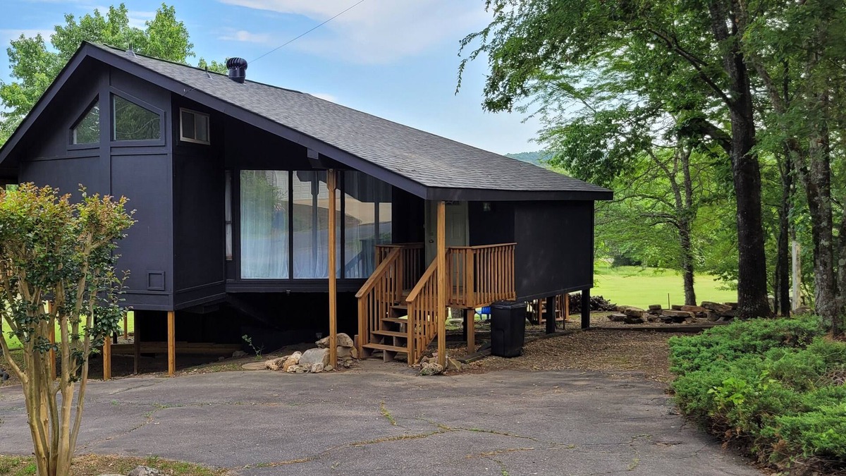 Jones Mills Cottage | UNIQUE HOME WITH BEAUTIFUL VIEWS ON GOLF COURSE!