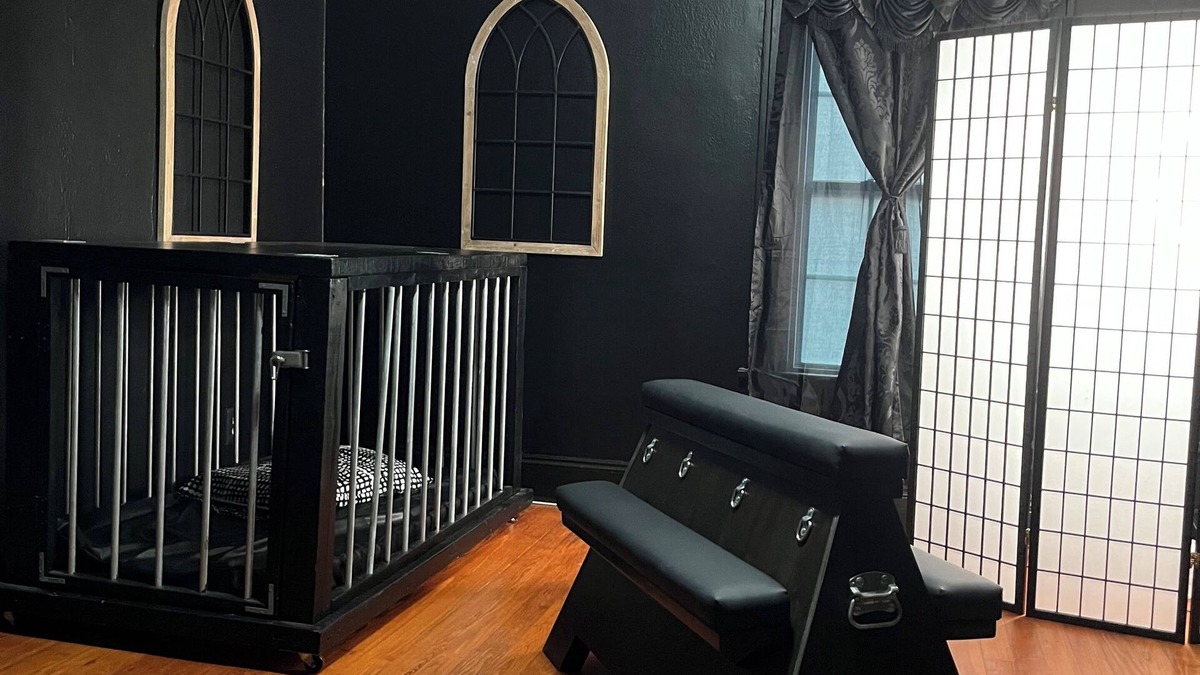 Lindridge-Martin Manor House | Unique & Kinky Private Getaway, Great for Couples, Bondage, Adults only.