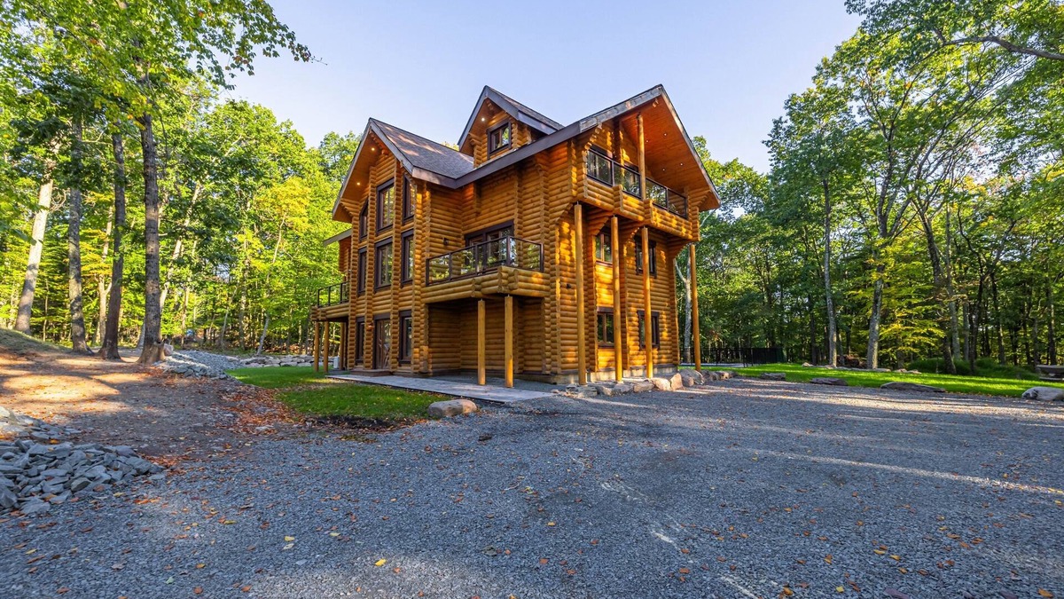 Henryville Cabin | Unique Large 7 BR Log house with pool