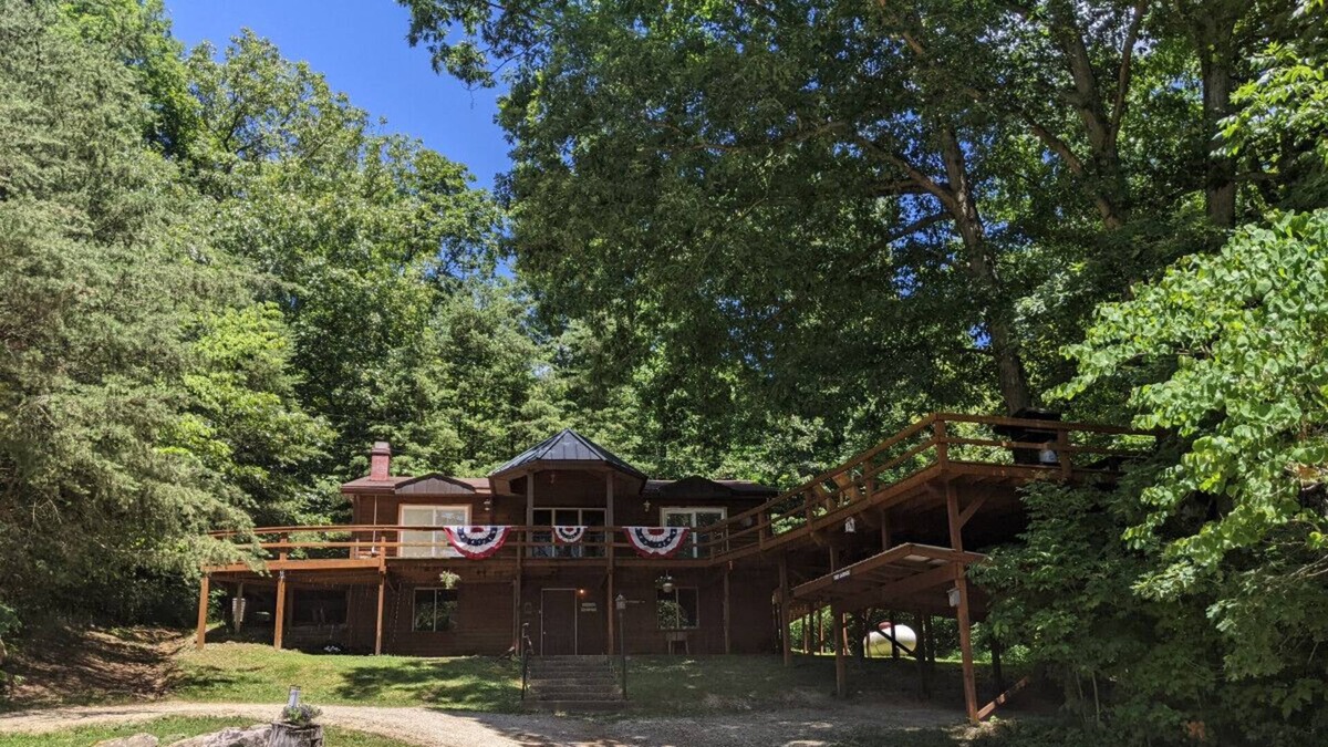 Taswell House | Unique Lodge Style Cabin With Hot Tub!