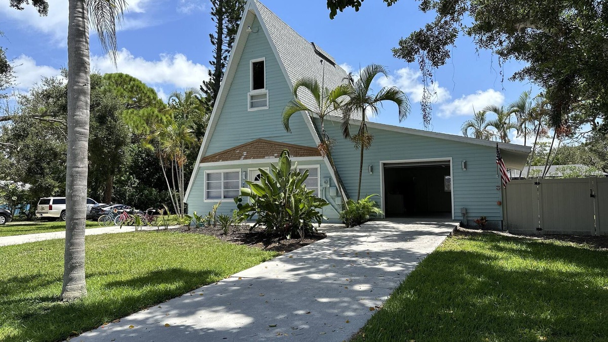 Laurel House | Unique Nokomis Beach Vacation 7 minutes Ride to the Beach, Free Bicycles
