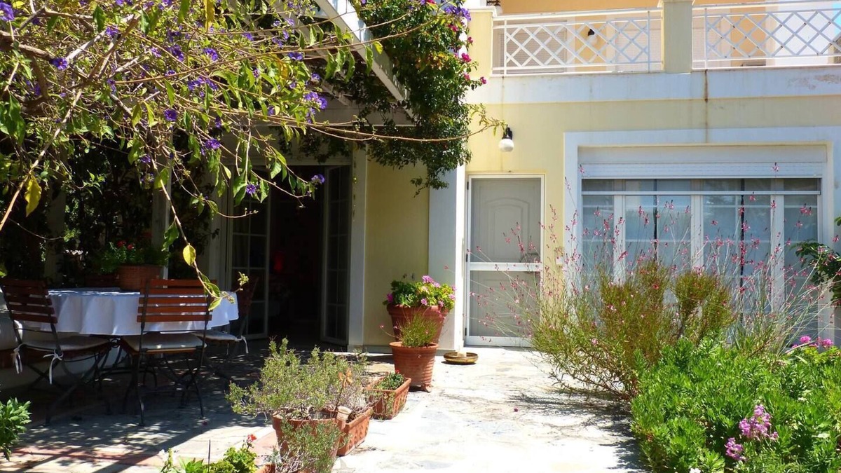 Xylokastron House | unique seaside home with garden