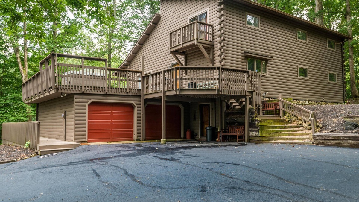 Helmsburg Cabin | Unique secluded cabin, cathedral ceiling, gas cook range, pool table ,hot tub
