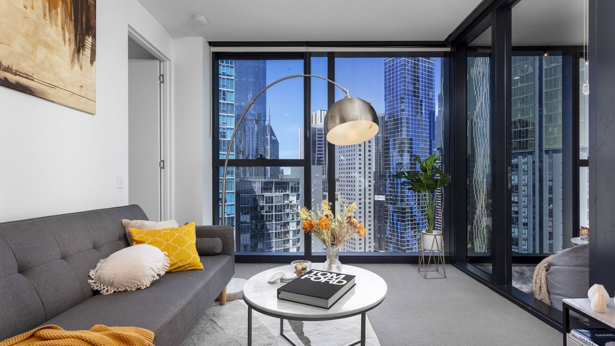 Carlton South Apartment | Unique & Spacious Retreat - Cozy Balcony City View