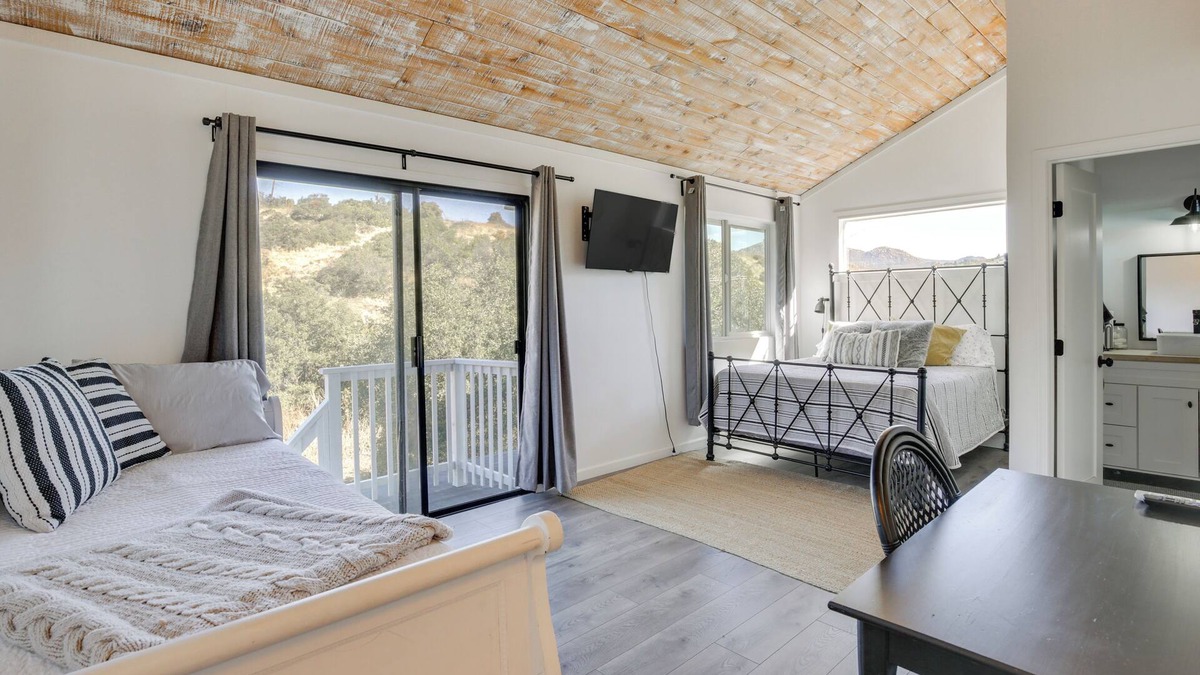 Alpine House | Unique Stay: Alpine 'Mariposa Farmhouse' w/Views!