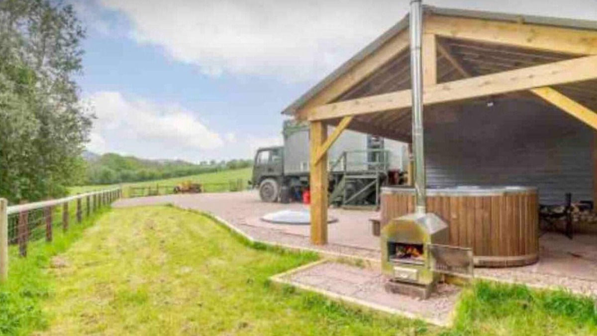 Usk House | Unique stay in your very own army truck. Sleeps 4. Hot tub. Tranquil setting.