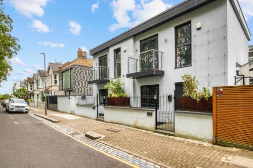 Southfields Apartment | Unique Stylish Duplex 2BR 2BA Balcony