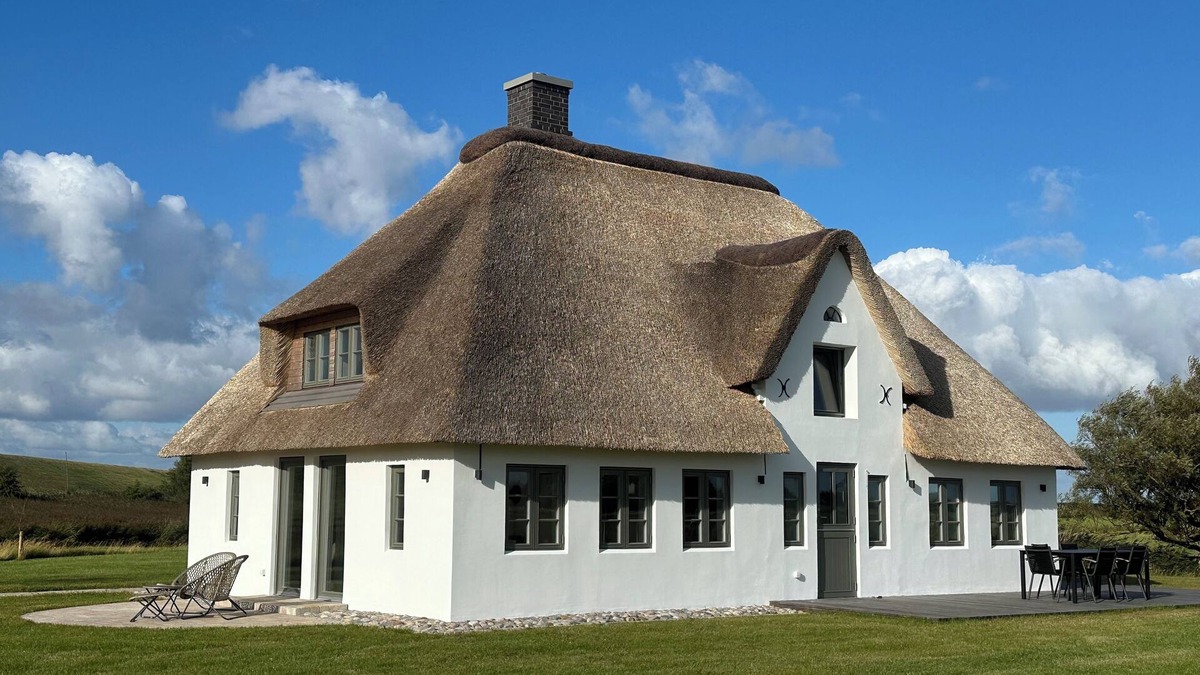 Schleswig-Holstein North Sea Coast House | Unique thatched-roof house directly on the North Sea, with views as far as the lighthouse