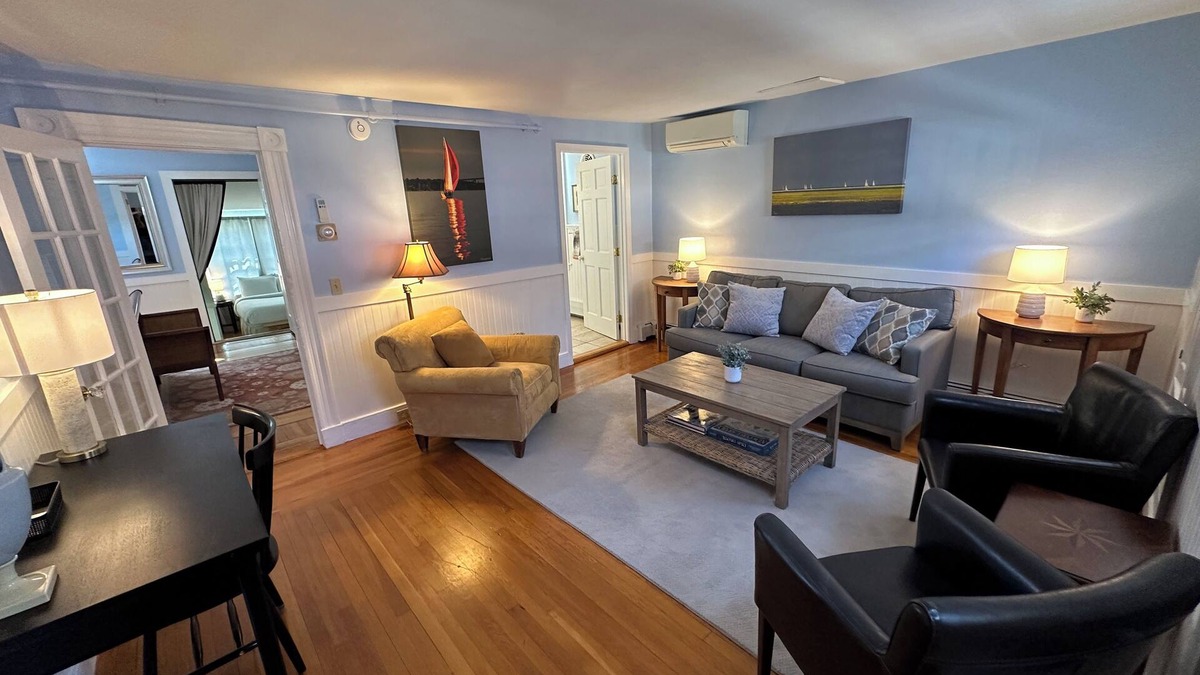 Yachting Village Hotel | Unique Townhouse Style Apartment 2 Bed/2 Bath/Full Kitchen Dog friendly on Historic Spring St.